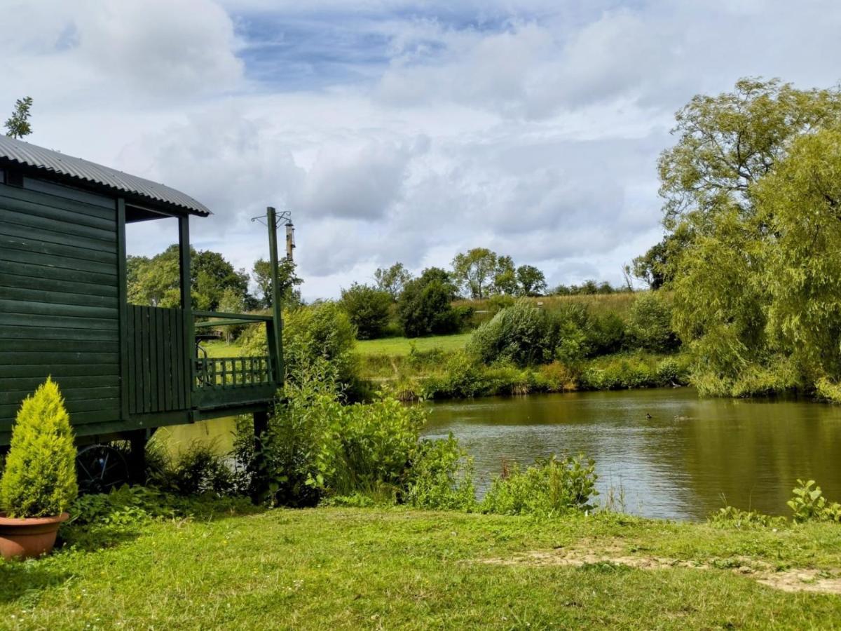 Charming Tranquil Shepherds Hut With Lakeside Balcony 'Roach' Uckfield Exterior foto